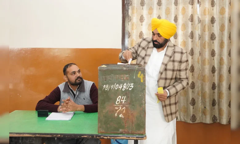मुख्यमंत्री भगवंत सिंह मान ने अपने पैतृक गांव में मतदान किया