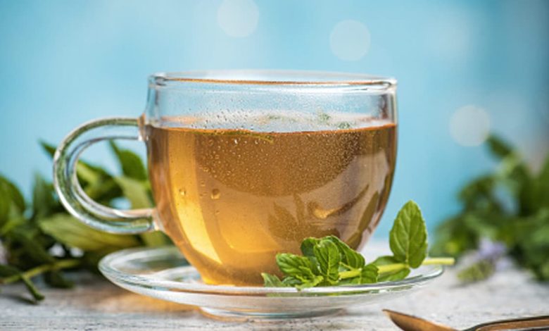रात में सोने से पहले पुदीने की चाय पीने के फायदे: नींद, पाचन और सेहत के लिए रामबाण उपाय
