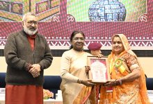 राष्ट्रपति श्रीमती द्रौपदी मुर्मु ने वर्ष 2023 और 2024 के लिए राष्ट्रीय हस्तशिल्प पुरस्कार प्रदान किए