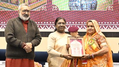 राष्ट्रपति श्रीमती द्रौपदी मुर्मु ने वर्ष 2023 और 2024 के लिए राष्ट्रीय हस्तशिल्प पुरस्कार प्रदान किए