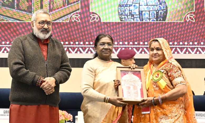 राष्ट्रपति श्रीमती द्रौपदी मुर्मु ने वर्ष 2023 और 2024 के लिए राष्ट्रीय हस्तशिल्प पुरस्कार प्रदान किए