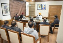 तरुणप्रीत सिंह सोंड ने समीक्षा बैठक आयोजित की और अधिकारियों को विकास कार्यों को समय पर पूरा करने का निर्देश दिया।