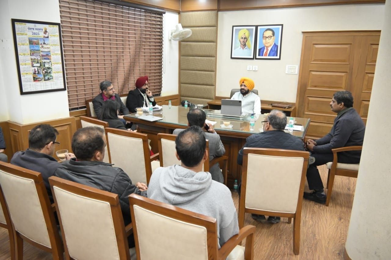 तरुणप्रीत सिंह सोंड ने समीक्षा बैठक आयोजित की और अधिकारियों को विकास कार्यों को समय पर पूरा करने का निर्देश दिया।