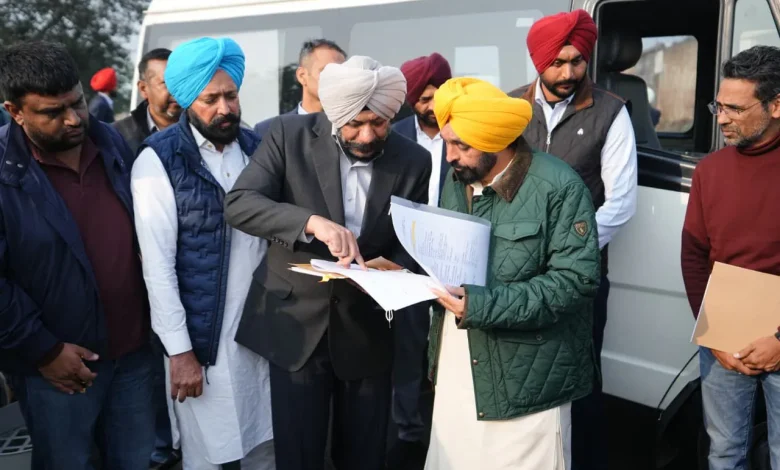 पंजाब में मुख्यमंत्री भगवंत मान का सड़क निर्माण पर औचक निरीक्षण, घटिया निर्माण पर ठेकेदारों को कारण बताओ नोटिस