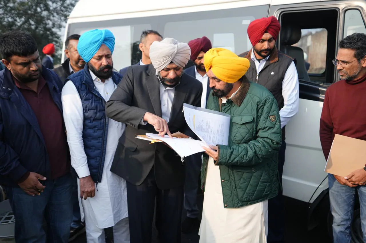 पंजाब में मुख्यमंत्री भगवंत मान का सड़क निर्माण पर औचक निरीक्षण, घटिया निर्माण पर ठेकेदारों को कारण बताओ नोटिस