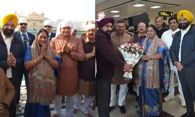 अमृतसर पहुंची दिल्ली CM रेखा गुप्ता, श्री हरिमंदिर साहिब में टेका माथा, धर्म और सांस्कृतिक एकता का संदेश दिया