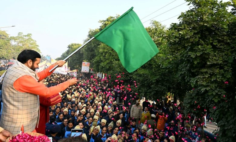 मुख्यमंत्री नायब सिंह सैनी ने अटल जन सेवा को समर्पित दौड़ को हरी झंडी दिखाकर रवाना किया