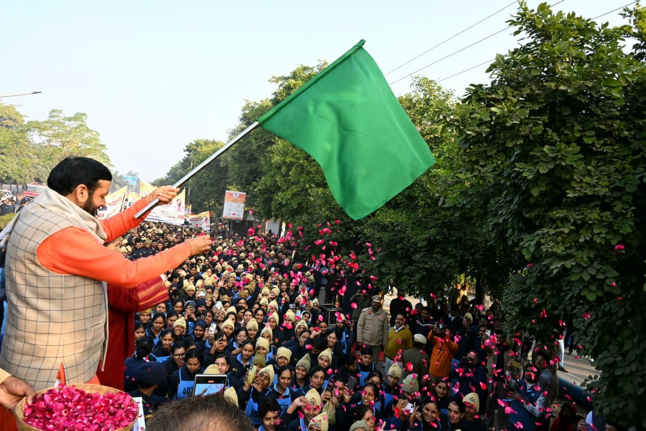 मुख्यमंत्री नायब सिंह सैनी ने अटल जन सेवा को समर्पित दौड़ को हरी झंडी दिखाकर रवाना किया