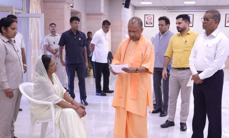 जनता दर्शन में सीएम योगी आदित्यनाथ ने सुनीं समस्याएं, त्वरित निस्तारण के दिए सख्त निर्देश