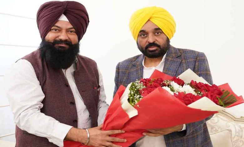 स.सी. आयोग के चेयरमैन जसवीर सिंह गढ़ी ने मुख्यमंत्री भगवंत सिंह मान से की मुलाकात