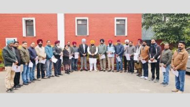 हरजोत सिंह बैंस ने पीएसईबी के 21 संविदा कर्मचारियों को नियमितीकरण प्रमाण पत्र सौंपे।