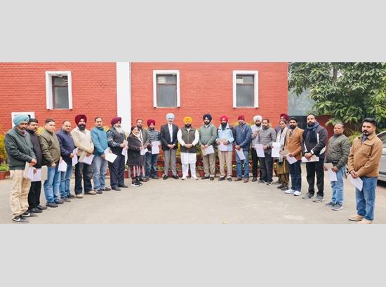 हरजोत सिंह बैंस ने पीएसईबी के 21 संविदा कर्मचारियों को नियमितीकरण प्रमाण पत्र सौंपे।