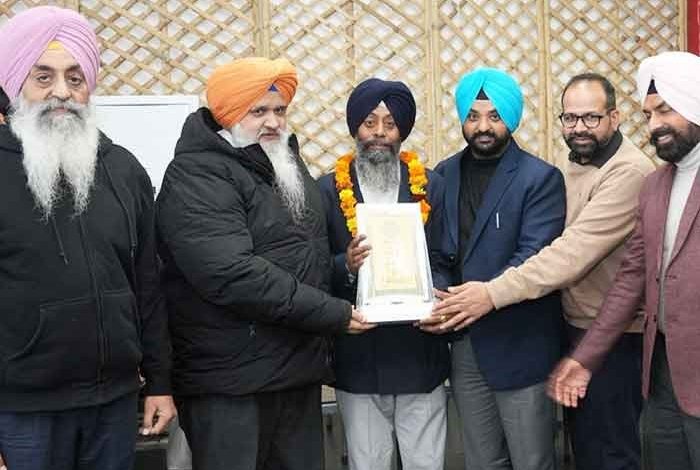 फोटो सिनेमा अधिकारी अरविंदर सिंह जनसंपर्क विभाग में 32 वर्षों की सेवा के बाद सेवानिवृत्त हो गए।