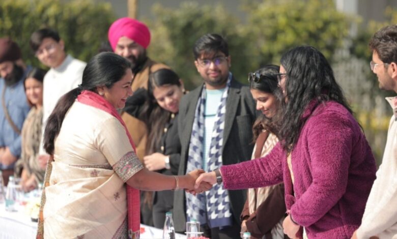 Lunch with CM Rekha Gupta: कूड़े के पहाड़ों से लेकर सिविक सेंस तक, युवाओं के सवालों पर CM ने रखा सरकार का रोडमैप