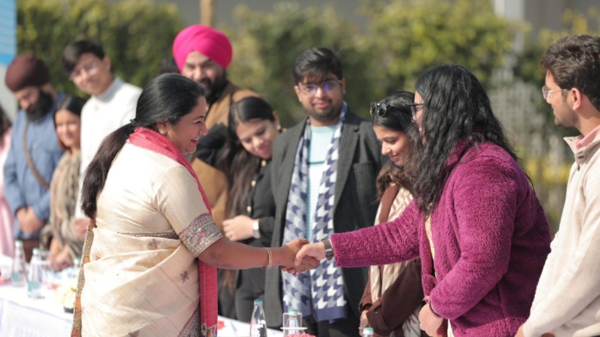 Lunch with CM Rekha Gupta: कूड़े के पहाड़ों से लेकर सिविक सेंस तक, युवाओं के सवालों पर CM ने रखा सरकार का रोडमैप