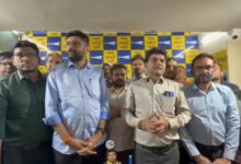 AAP नेता इसुदान गढ़वी, गोपाल इटालिया सहित कार्यकर्ताओं ने केक काटकर राजु करपड़ा का जन्मदिन मनाया