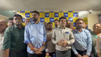 AAP नेता इसुदान गढ़वी, गोपाल इटालिया सहित कार्यकर्ताओं ने केक काटकर राजु करपड़ा का जन्मदिन मनाया