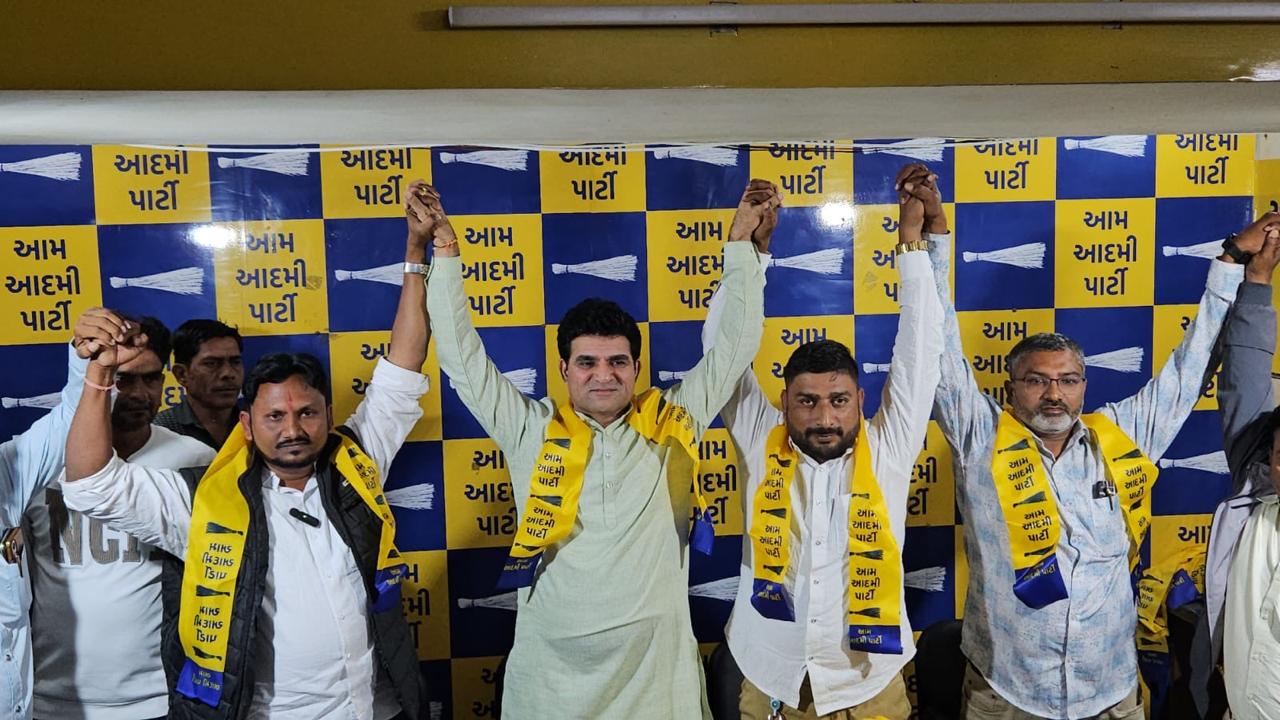 इसुदान गढ़वी: वर्षों से कांग्रेस में सक्रिय संजयसिंह राज AAP में शामिल हुए 12 इसुदान गढ़वी: वर्षों से कांग्रेस में सक्रिय संजयसिंह राज AAP में शामिल हुए