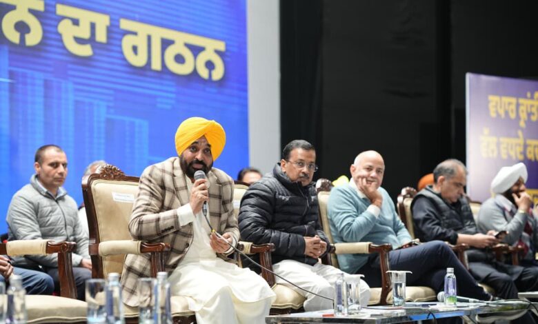 अरविंद केजरीवाल और मुख्यमंत्री भगवंत सिंह मान ने पंजाब के व्यापारियों और दुकानदारों से मुलाकात की