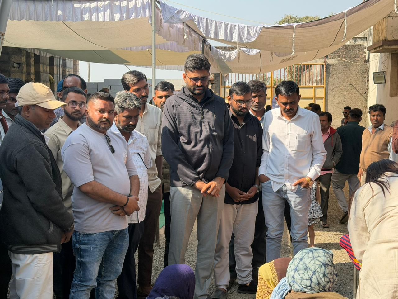 AAP विधायक गोपाल इटालिया ने परिवार से मुलाकात की, जेटको कंपनी की दादागीरी और उत्पीड़न से परेशान किसान की हार्ट अटैक से मौत 12 AAP विधायक गोपाल इटालिया ने परिवार से मुलाकात की, जेटको कंपनी की दादागीरी और उत्पीड़न से परेशान किसान की हार्ट अटैक से मौत