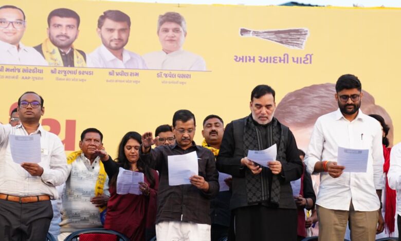 अरविंद केजरीवाल और इसुदान गढ़वी ने AAP पदाधिकारियों को शपथ दिलाई: 'अब हम BJP को गुजरात बर्बाद नहीं करने देंगे..'