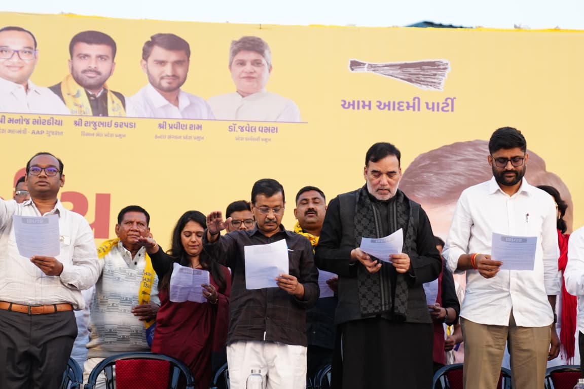 अरविंद केजरीवाल और इसुदान गढ़वी ने AAP पदाधिकारियों को शपथ दिलाई: 'अब हम BJP को गुजरात बर्बाद नहीं करने देंगे..'