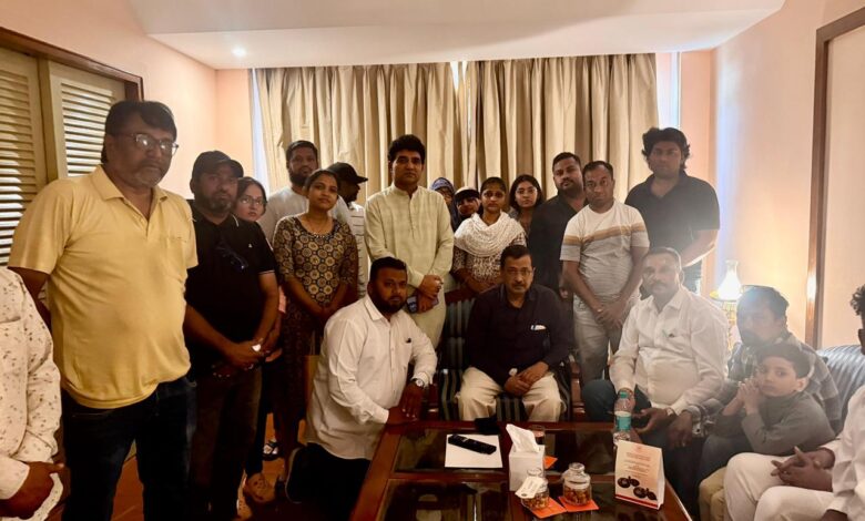 अरविंद केजरीवाल वडोदरा में हरनी बोट दुर्घटना पीड़ितों से मिले, न्याय दिलाने का दिया आश्वासन