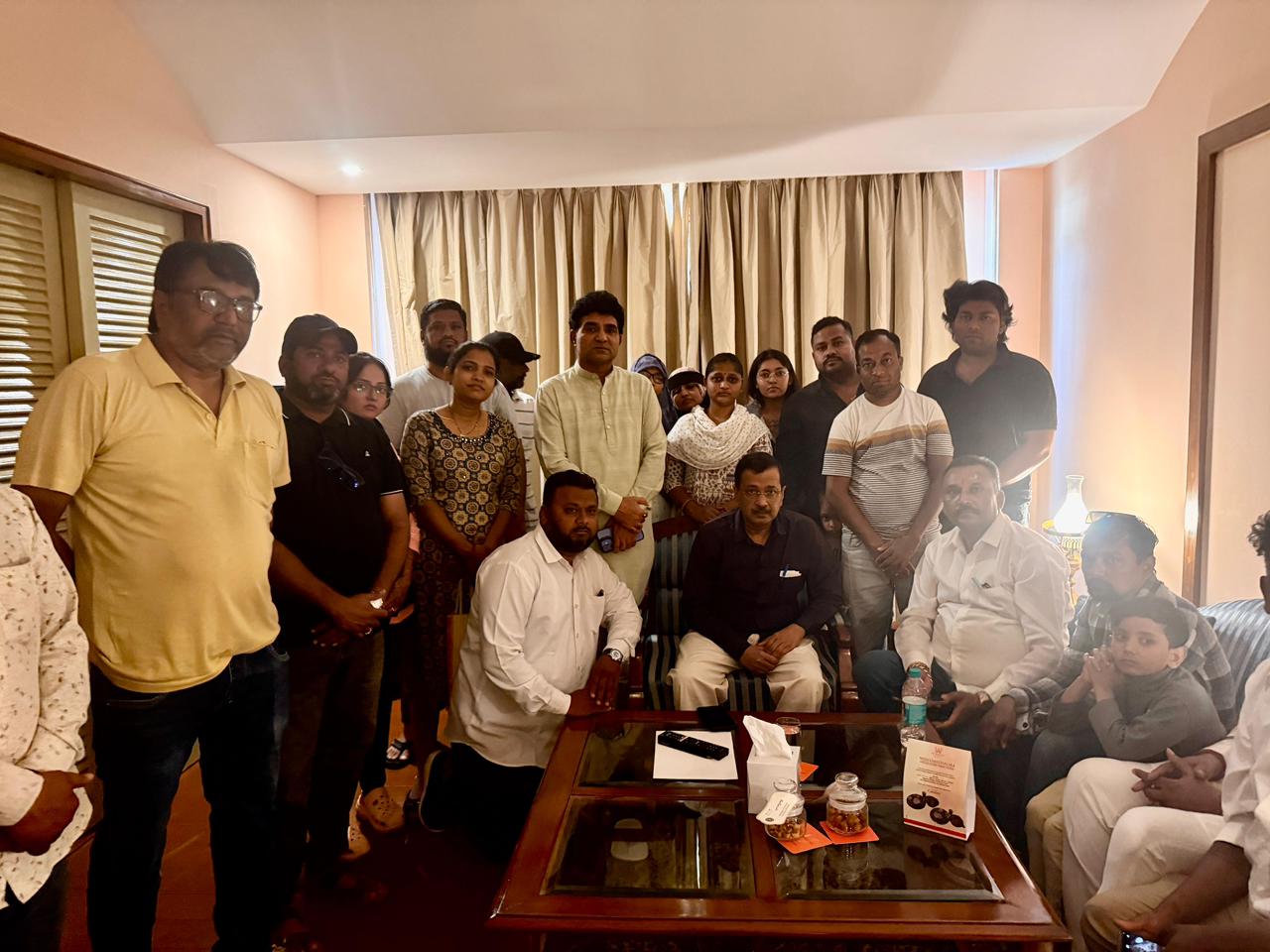 अरविंद केजरीवाल वडोदरा में हरनी बोट दुर्घटना पीड़ितों से मिले, न्याय दिलाने का दिया आश्वासन