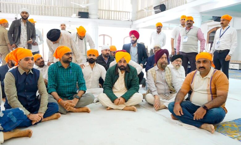 पंजाब के मुख्यमंत्री भगवंत मान ने अहमदाबाद गुरुद्वारे में माथा टेककर गुजरात की सुख, शांति और समृद्धि के लिए प्रार्थना की