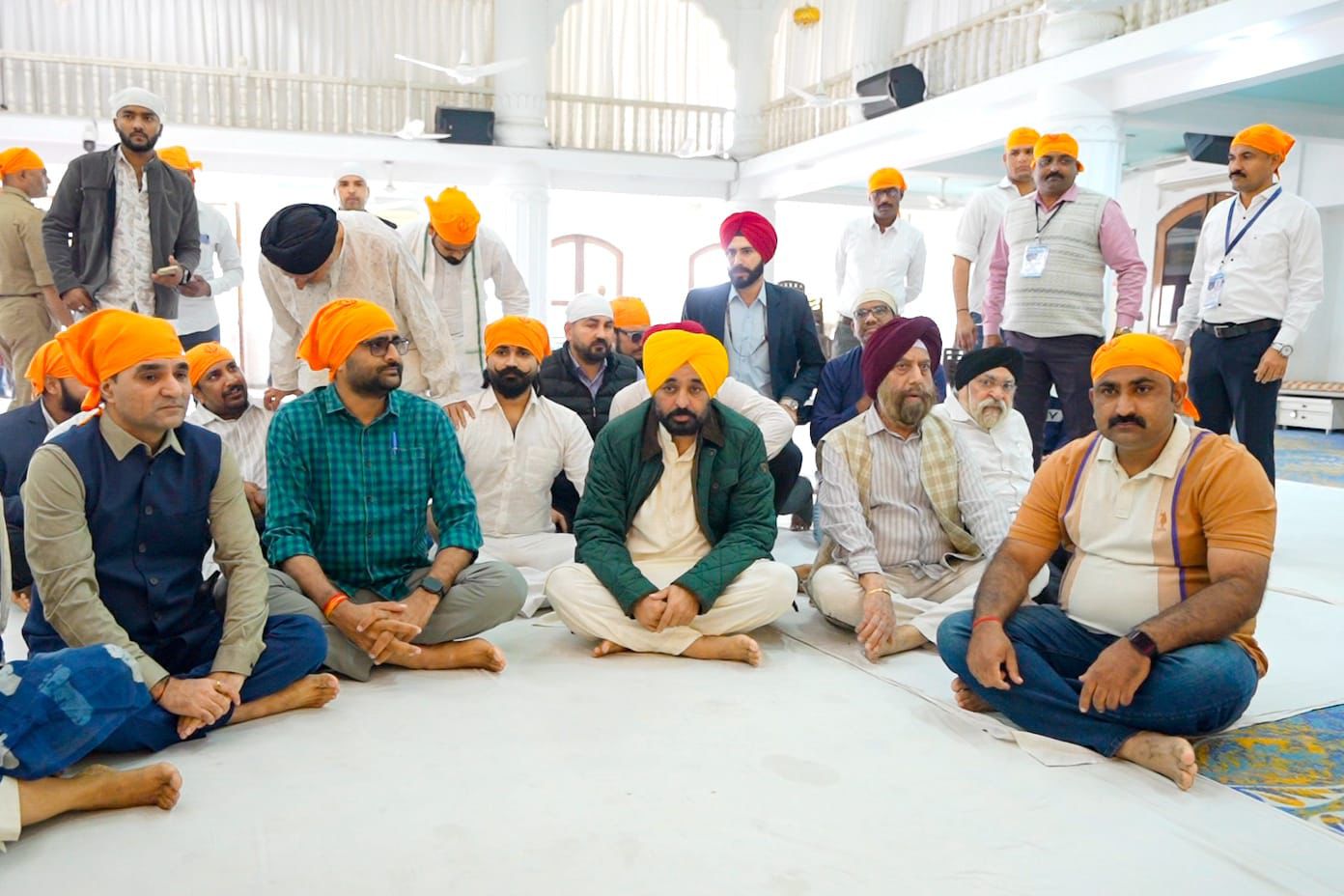 पंजाब के मुख्यमंत्री भगवंत मान ने अहमदाबाद गुरुद्वारे में माथा टेककर गुजरात की सुख, शांति और समृद्धि के लिए प्रार्थना की