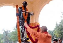 सीएम योगी आदित्यनाथ ने गांधी जी की प्रतिमा पर अर्पित की पुष्पांजलि, 'रघुपति राघव राजाराम...' का किया मनन