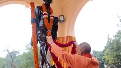सीएम योगी आदित्यनाथ ने गांधी जी की प्रतिमा पर अर्पित की पुष्पांजलि, 'रघुपति राघव राजाराम...' का किया मनन