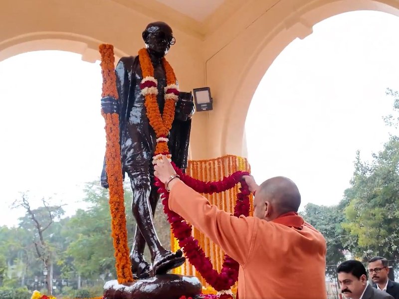 सीएम योगी आदित्यनाथ ने गांधी जी की प्रतिमा पर अर्पित की पुष्पांजलि, 'रघुपति राघव राजाराम...' का किया मनन
