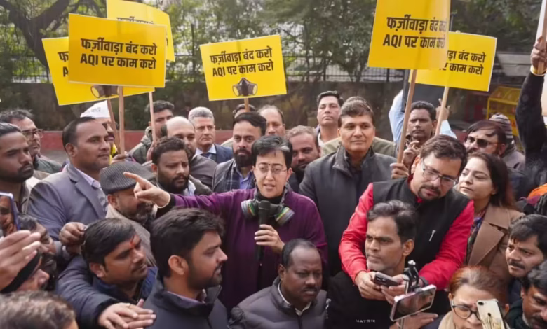 दिल्ली में प्रदूषण पर AAP का BJP पर हमला, सड़क पर प्रदर्शन और फर्जीवाड़े के आरोप