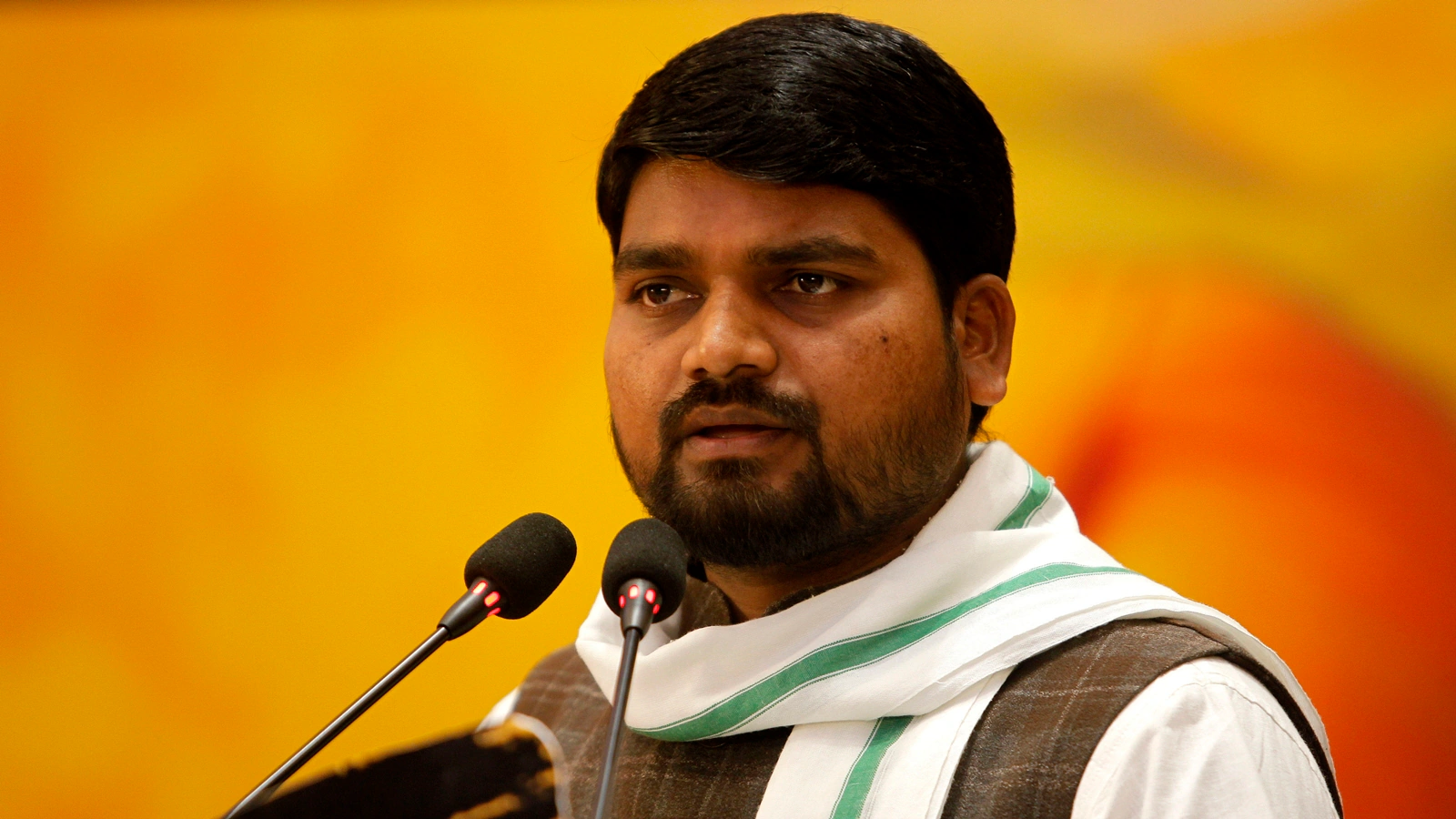 AAP विधायक चैतर वसावा ने चल रहे कार्यक्रम में कलेक्टर सहित सभी अधिकारियों को आड़े हाथ लिया