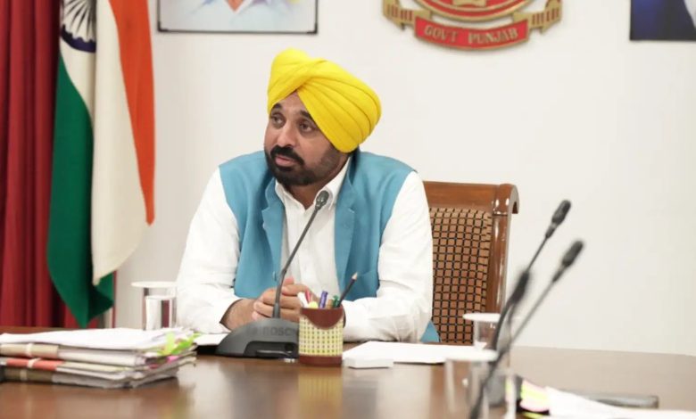 2025 में पंजाब प्रशासन में बड़ा डिजिटल बदलाव: 1.85 लाख लोगों को घर बैठे मिलीं 437 सेवाएं, मान सरकार ने खत्म किया दफ्तरों का चक्कर