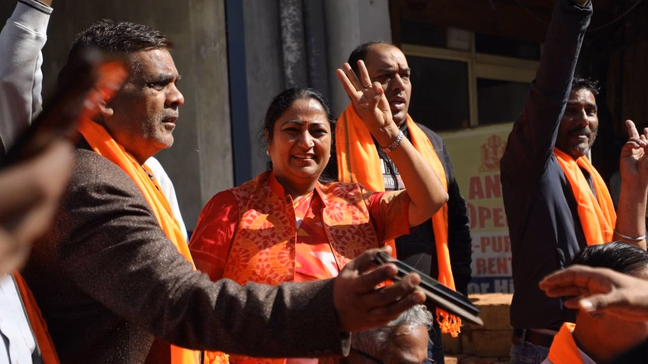 होली पर दिल्ली की महिलाओं को मिल सकता है मुफ्त एलपीजी सिलेंडर का तोहफा, सरकार ने तेज की तैयारी