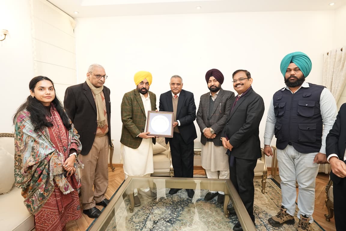 मुख्यमंत्री भगवंत मान ने मोहाली हवाई अड्डे से अधिक अंतरराष्ट्रीय उड़ानों की वकालत की। 12 मुख्यमंत्री भगवंत मान ने मोहाली हवाई अड्डे से अधिक अंतरराष्ट्रीय उड़ानों की वकालत की।