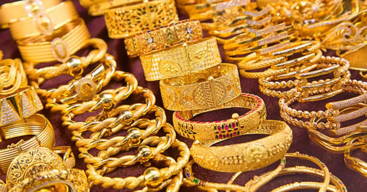 Gold Price Today: दो दिन की तेजी के बाद आज लुढ़का सोना, चांदी की भी गिरावट; जानें 24K, 22K और 18K का लेटेस्ट प्राइस 12 Gold Price Today: दो दिन की तेजी के बाद आज लुढ़का सोना, चांदी की भी गिरावट; जानें 24K, 22K और 18K का लेटेस्ट प्राइस