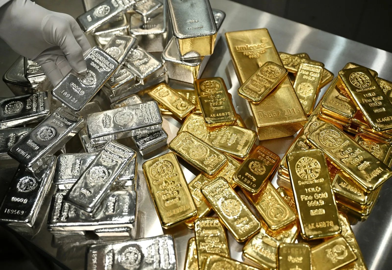 Gold-Silver Price Today: चांदी 3 लाख रुपये प्रति किलो के पार, सोना भी रिकॉर्ड ऊंचाई पर