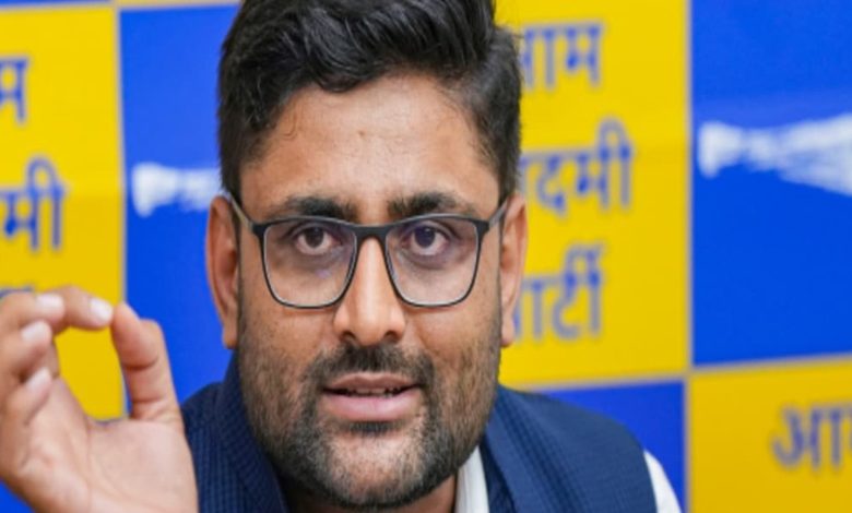 गुजरात में क्रांति की शुरुआत हो चुकी है, AAP में शामिल होने के लिए पुलिस कॉन्स्टेबल का इस्तीफा