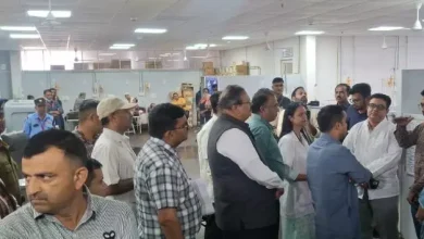 आम आदमी पार्टी (AAP)की टीम ने गांधीनगर सिविल अस्पताल में टाइफाइड फैलने के कारण भर्ती मरीजों से मुलाकात की