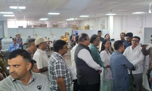 आम आदमी पार्टी (AAP)की टीम ने गांधीनगर सिविल अस्पताल में टाइफाइड फैलने के कारण भर्ती मरीजों से मुलाकात की