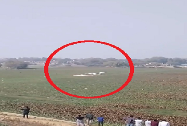 प्रयागराज में टू सीटर एयरक्राफ्ट क्रैश, लोगों ने पायलट काे बचाया, हेलीकॉप्टर लेकर पहुंची सेना
