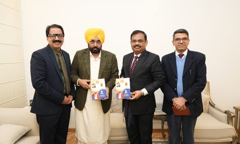 मुख्यमंत्री भगवंत मान ने वर्ष 2026 के लिए पंजाब सरकार की डायरी और कैलेंडर का अनावरण किया।