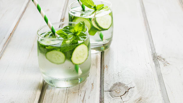 सेहत के लिए अमृत से कम नहीं पुदीने का पानी, जानें इसके अद्भुत लाभ और सही सेवन का तरीका