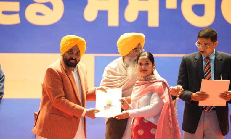 पंजाब में 'मिशन रोज़गार': CM भगवंत मान ने 916 युवाओं को सौंपे नियुक्ति पत्र