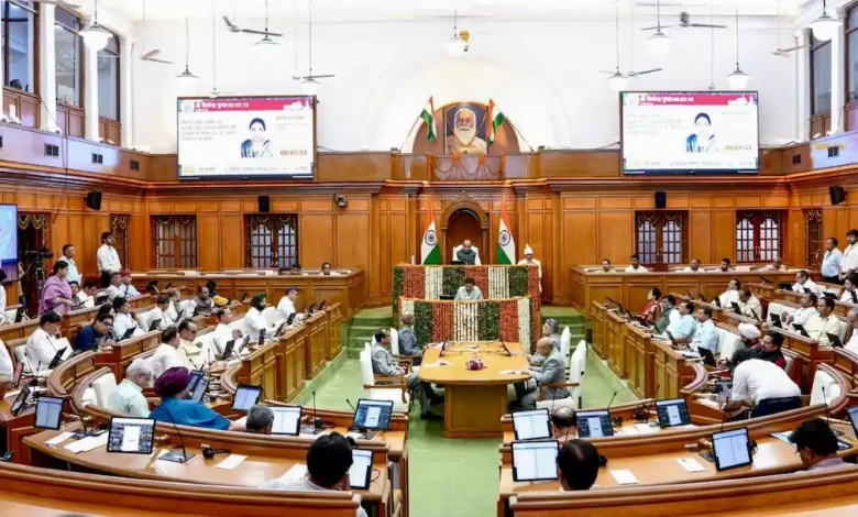 दिल्ली विधानसभा शीतकालीन सत्र में हंगामा, AAP के चार विधायक निलंबित; LG के भाषण के दौरान हुआ बवाल