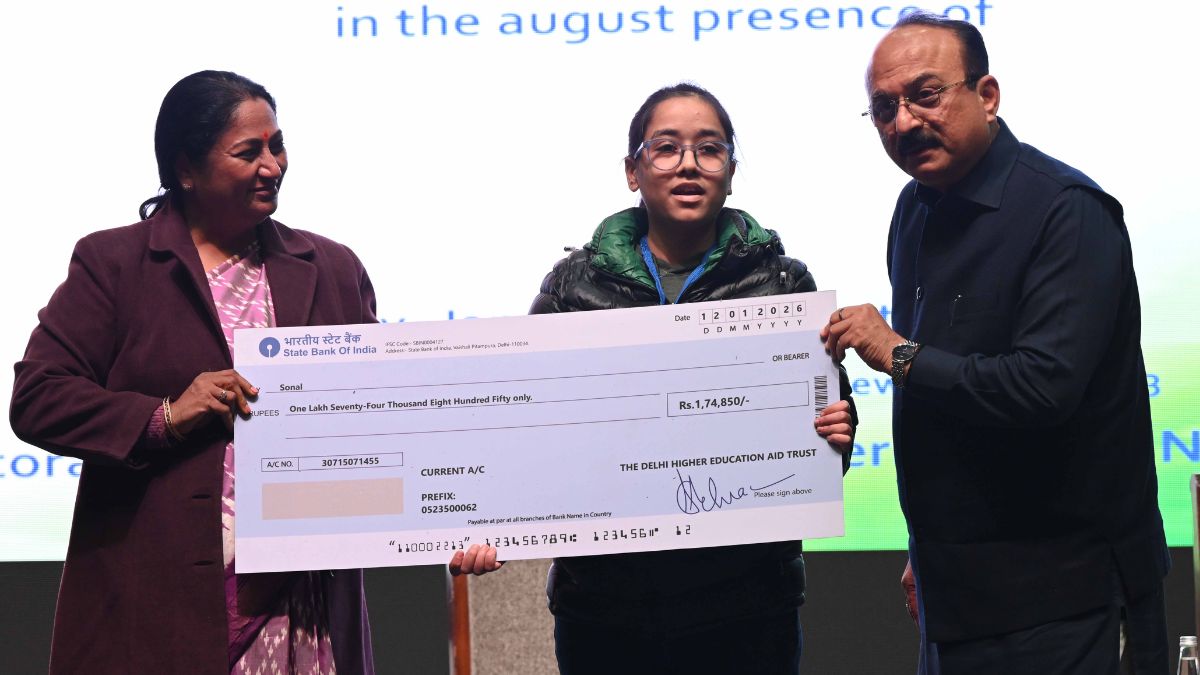 दिल्ली सरकार ने 1709 मेधावी छात्रों को दी ₹25.25 करोड़ की छात्रवृत्ति, सीएम रेखा गुप्ता ने बताया युवाओं के भविष्य में निवेश