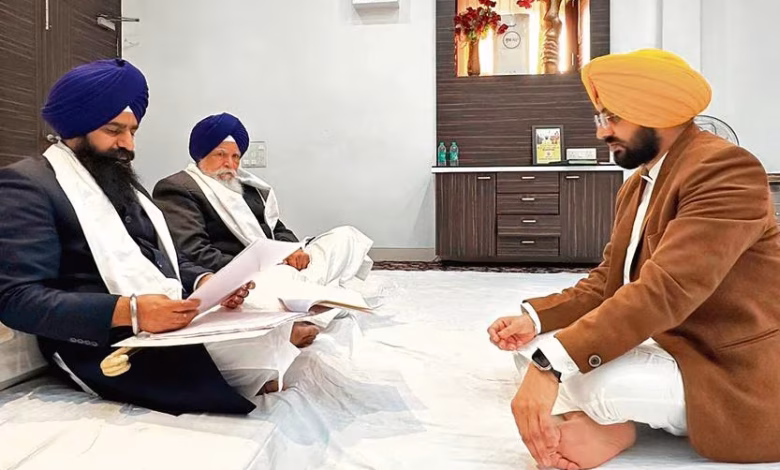 तरुणप्रीत सिंह सोंड श्री अकाल तक़्त साहिब के समक्ष उपस्थित हुए